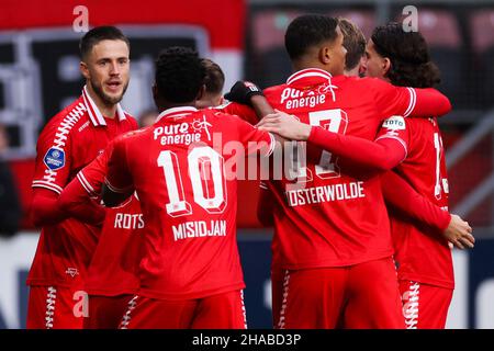 Enschede, Paesi Bassi. 12th Dic 2021. ENSCHEDE, PAESI BASSI - DICEMBRE 12: Ricky van Wolfswinkel del FC Twente festeggia dopo aver segnato il suo primo gol con Michal Sadilek del FC Twente e Daan Rots del FC Twente durante la partita olandese Eredisie tra il FC Twente e il RKC Waalwijk a Grolsch Veste il 12 dicembre 2021 a Enschede, Netherlands (Photo by Marcel ter Bals/Orange Pictures) Credit: Orange Pics BV/Alamy Live News Foto Stock