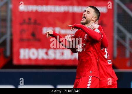 Enschede, Paesi Bassi. 12th Dic 2021. ENSCHEDE, PAESI BASSI - DICEMBRE 12: Ricky van Wolfswinkel del FC Twente festeggia dopo aver segnato il suo primo gol con Michal Sadilek del FC Twente e Daan Rots del FC Twente durante la partita olandese Eredisie tra il FC Twente e il RKC Waalwijk a Grolsch Veste il 12 dicembre 2021 a Enschede, Netherlands (Photo by Marcel ter Bals/Orange Pictures) Credit: Orange Pics BV/Alamy Live News Foto Stock