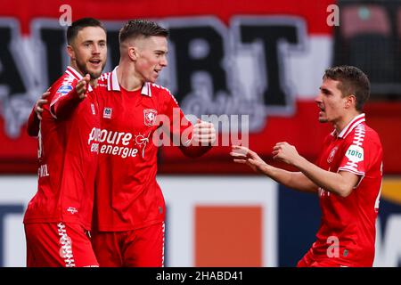 Enschede, Paesi Bassi. 12th Dic 2021. ENSCHEDE, PAESI BASSI - DICEMBRE 12: Ricky van Wolfswinkel del FC Twente festeggia dopo aver segnato il suo primo gol con Michal Sadilek del FC Twente e Daan Rots del FC Twente durante la partita olandese Eredisie tra il FC Twente e il RKC Waalwijk a Grolsch Veste il 12 dicembre 2021 a Enschede, Netherlands (Photo by Marcel ter Bals/Orange Pictures) Credit: Orange Pics BV/Alamy Live News Foto Stock