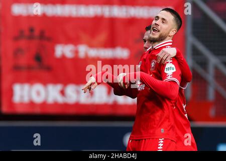 Enschede, Paesi Bassi. 12th Dic 2021. ENSCHEDE, PAESI BASSI - DICEMBRE 12: Ricky van Wolfswinkel del FC Twente festeggia dopo aver segnato il suo primo gol con Michal Sadilek del FC Twente e Daan Rots del FC Twente durante la partita olandese Eredisie tra il FC Twente e il RKC Waalwijk a Grolsch Veste il 12 dicembre 2021 a Enschede, Netherlands (Photo by Marcel ter Bals/Orange Pictures) Credit: Orange Pics BV/Alamy Live News Foto Stock