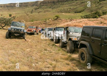 HARRISMITH, SUDAFRICA - 11 agosto 2021: Un club di proprietari di jeep in posizione nelle montagne di Drakensberg all'Harrismith, Sudafrica. Foto Stock