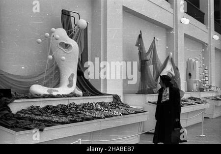 Poznañ, 1949-04-23. XXII Miêdzynarodowe Targi Poznañskie (23 IV-10 V). NZ. PAP. wb Pawilon Tekstylny Poznan, 23 aprile 1949. La Fiera Internazionale di Poznan del 22nd (23 aprile-10 maggio). Nella foto: Padiglione tessile. wb PAP Foto Stock