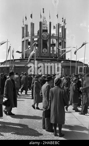 Poznañ, 1949-04-23. XXII Miêdzynarodowe Targi Poznañskie (23 IV-10 V). NZ. Pawilon Radziecki. wb PAP Poznan, 23 aprile 1949. La Fiera Internazionale di Poznan del 22nd (23 aprile-10 maggio). Nella foto: Padiglione sovietico. wb PAP Foto Stock