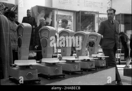 Poznañ, 1949-04-23. XXII Miêdzynarodowe Targi Poznañskie (23 IV-10 V). Wagi sklepowe. wb PAP Poznan, 23 aprile 1949. La Fiera Internazionale di Poznan del 22nd (23 aprile-10 maggio). Nella foto: Bilance da officina. wb PAP Foto Stock