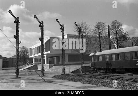 Poznañ, 1949-04-23. XXII Miêdzynarodowe Targi Poznañskie (23 IV-10 V). PAP. semfory. wb NZ Poznan, 23 aprile 1949. La Fiera Internazionale di Poznan del 22nd (23 aprile-10 maggio). Nella foto: Semafori. wb PAP Foto Stock