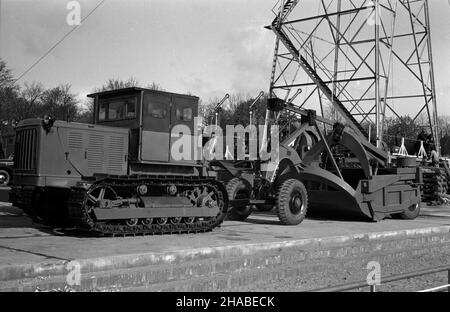 Poznañ, 1949-04-23. XXII Miêdzynarodowe Targi Poznañskie (23 IV-10 V). NZ. Radzieckie maszyny. wb PAP Poznan, 23 aprile 1949. La Fiera Internazionale di Poznan del 22nd (23 aprile-10 maggio). Nella foto: Macchine sovietiche. wb PAP Foto Stock