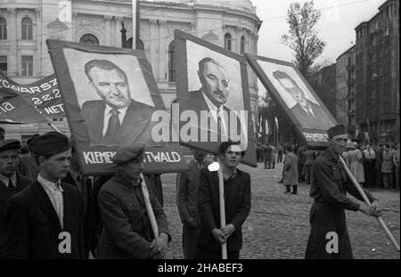 Warszawa, 1949-05-01. Manifestacja pierwszomajowa przed gmachem Politechniki Warszawskiej. ka PAP Varsavia, 1 maggio 1949. Il giorno di Maggio si raduna di fronte all'Università di tecnologia di Varsavia. ka PAP Foto Stock