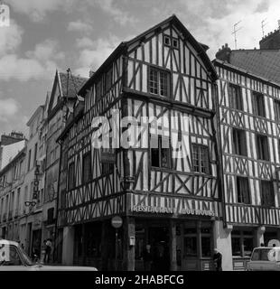 Francja, Rouen, 1969-08. Rouen latem. Nz. Drewniane œredniowieczne domy na rynku. mb PAP/Cezary Langda Dok³adny dzieñ wydarzenia nieustalony. Francia, Rouen, agosto 1969. Rouen in estate. Nella foto: Case medievali in legno sul mercato. mb PAP/Cezary Langda Foto Stock