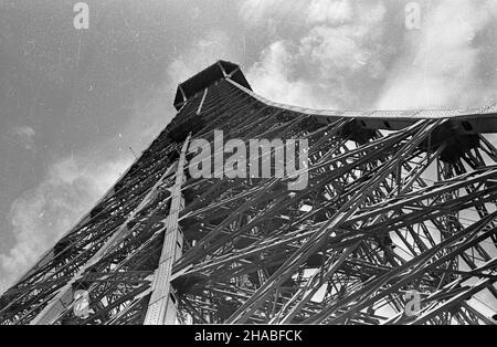 Francja, Cary¿, 1969-08. Cary¿ latem. wie¿a Eiffel widziana z jej drugiego tarasu, wybudowana w 1889 roku na Wystawê Œwiatow¹ roku 1900. mb PAP/Cezary Langda Dok³adny dzieñ wydarzenia nieustalony. Francia, Parigi, agosto 1969. Parigi in estate. Nella foto: La Torre Eiffel (vista dalla sua terrazza del 2nd) costruita nel 1889 per la Mostra Mondiale del 1990. mb PAP/Cezary Langda Foto Stock