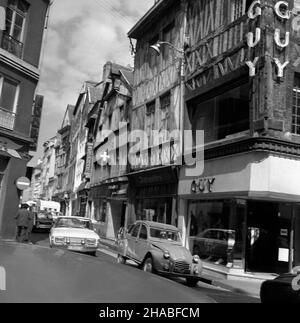 Francja, Rouen, 1969-08. Rouen latem. œredniowieczne domy. mb PAP/Cezary Langda Dok³adny dzieñ wydarzenia nieustalony. Francia, Rouen, agosto 1969. Rouen in estate. Nella foto: Case medievali in legno sul mercato. mb PAP/Cezary Langda Foto Stock