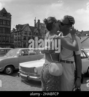 Francia, Rouen, agosto 1969. Rouen in estate. Nella foto: Traffico stradale a Rouen. mb PAP/Cezary LangdaFrancja, Rouen, 1969-08. Rouen latem. NZ. ca³uj¹ca siê para na rynku w Rouen. W tle œredniowieczne drewniane domy. mb PAP/Cezary Langda Dok³adny dzieñ wydarzenia nieustalony. Francia, Rouen, agosto 1969. Rouen in estate. Nella foto: Una coppia baciante. Sullo sfondo case medievali in legno. mb PAP/Cezary Langda Foto Stock