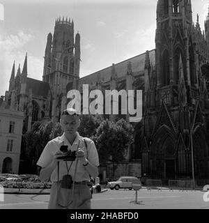 Francja, Rouen, 1969-08. Rouen latem. katedra, wybudowana pomiêdzy XIII a XIX wiekiem w stylu gotyckim. A¿ do XIX wieku jeden z najwy¿szych budynków na œwiecie mb PAP/Cezary Langda Dok³adny dzieñ wydarzenia nieustalony. Francia, Rouen, agosto 1969. Rouen in estate. Nella foto: Campanile di una cattedrale gotica costruita tra il 13th e il 19th secolo. Unitl il 19th secolo uno degli edifici più alti del mondo. mb PAP/Cezary Langda Foto Stock