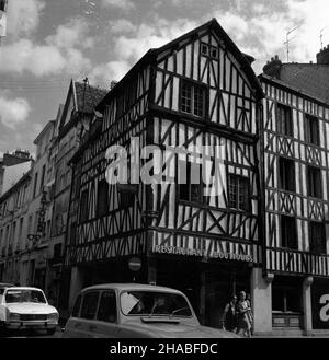 Francja, Rouen, 1969-08. Rouen latem. Nz. Drewniane œredniowieczne domy na rynku. mb PAP/Cezary Langda Dok³adny dzieñ wydarzenia nieustalony. Francia, Rouen, agosto 1969. Rouen in estate. Nella foto: Case medievali in legno sul mercato. mb PAP/Cezary Langda Foto Stock