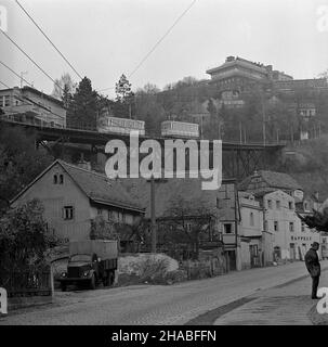 Niemcy, Drezno, 1969-10. Kolejka linowo - terenowa (tzw. Fenikular) w DreŸnie, ³¹cz¹ca dzielnice Loschwitz i Weisser Hirsch, oddddana do u¿ytku w 1895 roku. NZ. Frammento trakcji kolejki, u Góry hotel Luisenhof. mb PAP/Stanis³aw D¹browiecki Dok³adny dzieñ wydarzenia nieustalony. Germania, Dresda, ottobre 1969. Cabinovia a Dresda che collega i distretti di Loschwitz e Weisser Hirsch, completata nel 1895. Nella foto: Frammento della trazione della funivia, a sinistra Luisenhof hotel. mb PAP/Stanislaw Dabrowiecki Foto Stock