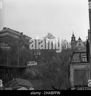 Niemcy, Drezno, 1969-10. Kolejka linowo - terenowa (tzw. Fenikular) w DreŸnie, ³¹cz¹ca dzielnice Loschwitz i Weisser Hirsch, oddddana do u¿ytku w 1895 roku. NZ. Frammento trakcji kolejki, po lewej u Góry hotel Luisenhof. mb PAP/Stanis³aw D¹browiecki Dok³adny dzieñ wydarzenia nieustalony. Germania, Dresda, ottobre 1969. Cabinovia a Dresda che collega i distretti di Loschwitz e Weisser Hirsch, completata nel 1895. Nella foto: Frammento della trazione della funivia, a sinistra Luisenhof hotel. mb PAP/Stanislaw Dabrowiecki Foto Stock