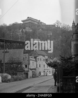 Niemcy, Drezno, 1969-10. Kolejka linowo - terenowa (tzw. Fenikular) w DreŸnie, ³¹cz¹ca dzielnice Loschwitz i Weisser Hirsch, oddddana do u¿ytku w 1895 roku. NZ. Frammento trakcji kolejki, u Góry hotel Luisenhof. mb PAP/Stanis³aw D¹browiecki Dok³adny dzieñ wydarzenia nieustalony. Germania, Dresda, ottobre 1969. Cabinovia a Dresda che collega i distretti di Loschwitz e Weisser Hirsch, completata nel 1895. Nella foto: Frammento della trazione della funivia, a sinistra Luisenhof hotel. mb PAP/Stanislaw Dabrowiecki Foto Stock