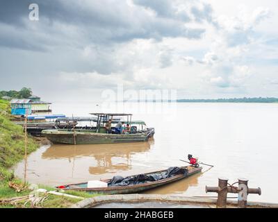 Amazonia, Perù, dicembre - 2017: Trasporto dell'acqua nella foresta pluviale amazzonica, l'inferno verde dell'Amazzonia. Rio delle Amazzoni nella Selva del Perù. Amazzonia. Foto Stock