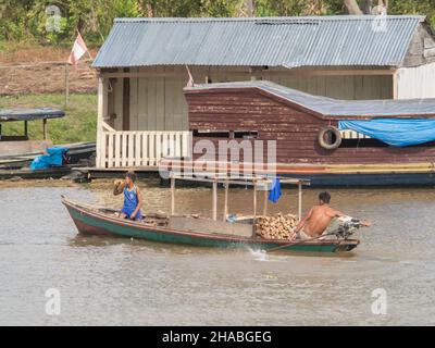 Amazonia, Perù, dicembre - 2017: Trasporto dell'acqua nella foresta pluviale amazzonica, l'inferno verde dell'Amazzonia. Rio delle Amazzoni nella Selva del Perù. Amazzonia. Foto Stock