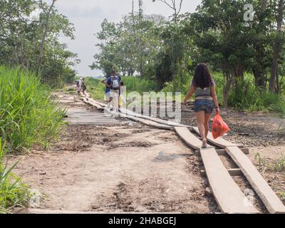 Leticia, Colombia - Sep, 2017: Ponte di legno per la 'Isla de la Fantasia' (Isola Fantasy) durante la bassa stagione. Amazzonia. Sud America. Foto Stock