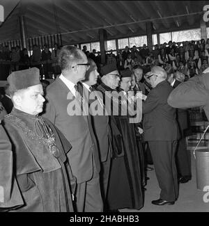 Lubin, 1969-10-23. Obchody 25-lecia powo³anej do ¿ycia 23 paŸdziernika 1944 roku, dekretem Polskiego Komitetu Wyzwolenia Narodowego (PKWN), pierwszej w Polsce Ludowej wy¿szej uczelni - Unwersytetu Marii Curie-Sk³odowskiej (UMCS) w Lublie. nz. ministro szkolnictha wy¿szego Henryk Jab³oñski odznacza zas³u¿onych pracowników naukowych. Ad PAP/Huzar Lubin, 23 ottobre 1969. Cerimonie che segnano il 25the° anniversario dell'istituzione dell'Università Maria Sklodowska-Curie, l'università del 1st in Polonia popolare istituita dal decreto del 23 ottobre 1944 del Comitato Polacco per la Liberazione Nazionale Foto Stock