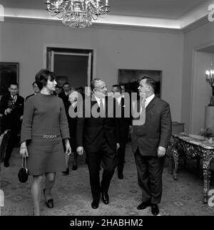 Warszawa, 1969-10-25. Przewodnicz¹cy Rady Pañstwa, Marsza³ek Polski Marian Spychalski przyj¹³ w Belwederze delegacjê Centralnego Zwi¹zku Rolniczych Spó³dzielni Produkcyjnych. NZ. Na pierwszym planie od lewej: Stanis³awa Goliñska (z woj. poznañskiego), Marian Spychalski, prezes CZRSP Stefan Jêdryszczak oraz w g³êbi sekretarz Rady Pañstwa Ludomir Stasiak (P). Ad PAP/Zbigniew Matuszewski Varsavia, 25 ottobre 1969. Capo del Consiglio di Stato, il maresciallo polacco Marian Spychalski ha ricevuto una delegazione dell'Unione Centrale delle cooperative agricole (CZRSP). In figura: In primo piano Foto Stock