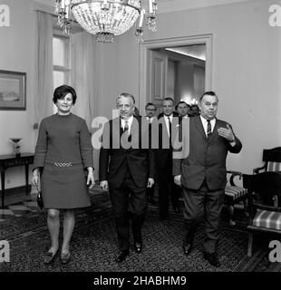 Warszawa, 1969-10-25. Przewodnicz¹cy Rady Pañstwa, Marsza³ek Polski Marian Spychalski przyj¹³ w Belwederze delegacjê Centralnego Zwi¹zku Rolniczych Spó³dzielni Produkcyjnych. NZ. Na pierwszym planie: Stanis³awa Goliñska (z woj. poznañskiego)(L), Marian Spychalski (2L), prezes CZRSP Stefan Jêdryszczak (P) oraz w g³êbi sekretarz Rady Pañstwa Ludomir Stasiak. Ad PAP/Zbigniew Matuszewski Varsavia, 25 ottobre 1969. Capo del Consiglio di Stato, il maresciallo polacco Marian Spychalski ha ricevuto una delegazione dell'Unione Centrale delle cooperative agricole (CZRSP). Nella foto: Stanislawa Golinska Foto Stock