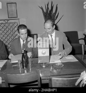 Warszawa, 1969-10-25. W sali Kolumnowej Centralnej Rady Zwi¹zków Zawodowych (CRZZ) w Warszawie odby³a siê miêdzynarodowa IX Konferencja Organizacji Turystycznych Pañstw Socjalistycznych. Uczestniczy³o w niej 22 delegatów z Bu³garii, Czechos³owacji, Niemieckiej Republiki Demokratycznej (NRD), Rumunii, Wêgier, Zwi¹zku Socjalistycznych Republik Sowieckich (ZSRR) oraz 38 goœci. de lewej: Delegat rumuñski Maryœ Petrescu oraz przewodnicz¹cy delegacji rumuñskiej sekretarz generalny Federacji Turystyczno - Alpinistycznej Mirecu Jon Michajlescu. Ad PAP/Adam Urbanek Varsavia, 25 ottobre 1969. Il 9t Foto Stock