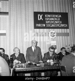 Warszawa, 1969-10-25. W sali Kolumnowej Centralnej Rady Zwi¹zków Zawodowych (CRZZ) w Warszawie odby³a siê miêdzynarodowa IX Konferencja Organizacji Turystycznych Pañstw Socjalistycznych. Uczestniczy³o w niej 22 delegatów z Bu³garii, Czechos³owacji, Niemieckiej Republiki Demokratycznej (NRD), Rumunii, Wêgier, Zwi¹zku Socjalistycznych Republik Sowieckich (ZSRR) oraz 38 goœci. nz. od lewej: Sekretarz CRZZ Wies³aw Kos, sekretarz CRZZ Wies³aw Adamski, prezes Zarz¹du G³ównego CRZZ Piotr Gajewski (przemawia), zastêpca kierownika Wydzia³u Propagandy i Agitacji Komitetu Centralnego Polskiej Zjednoczone Foto Stock