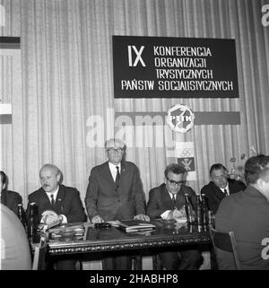 Warszawa, 1969-10-25. W sali Kolumnowej Centralnej Rady Zwi¹zków Zawodowych (CRZZ) w Warszawie odby³a siê miêdzynarodowa IX Konferencja Organizacji Turystycznych Pañstw Socjalistycznych. Uczestniczy³o w niej 22 delegatów z Bu³garii, Czechos³owacji, Niemieckiej Republiki Demokratycznej (NRD), Rumunii, Wêgier, Zwi¹zku Socjalistycznych Republik Sowieckich (ZSRR) oraz 38 goœci. nz. od lewej: Sekretarz CRZZ Wies³aw Adamski, prezes Zarz¹du G³ównego CRZZ Piotr Gajewski (przemawia), zastêpca kierownika Wydzia³u Propagandy i Agitacji Komitetu Centralnego Polskiej Zjednoczonej Partii Robotniczej (KC PZP Foto Stock