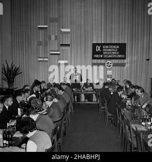 Warszawa, 1969-10-25. W sali Kolumnowej Centralnej Rady Zwi¹zków Zawodowych (CRZZ) w Warszawie odby³a siê miêdzynarodowa IX Konferencja Organizacji Turystycznych Pañstw Socjalistycznych. Uczestniczy³o w niej 22 delegatów z Bu³garii, Czechos³owacji, Niemieckiej Republiki Demokratycznej (NRD), Rumunii, Wêgier, Zwi¹zku Socjalistycznych Republik Sowieckich (ZSRR) oraz 38 goœci. sto³em (pod œcian¹): Sekretarz CRZZ Wies³aw Kos (2L), sekretarz CRZZ Wies³aw Adamski (przemawia), prezes Zarz¹du G³ównego CRZZ Piotr Gajewski (4L), zastêpca kierownika Wydzia³u Propagandy i Agitacji Komitetu Centraln Foto Stock