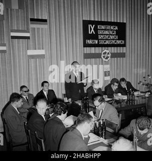 Warszawa, 1969-10-25. W sali Kolumnowej Centralnej Rady Zwi¹zków Zawodowych (CRZZ) w Warszawie odby³a siê miêdzynarodowa IX Konferencja Organizacji Turystycznych Pañstw Socjalistycznych. Uczestniczy³o w niej 22 delegatów z Bu³garii, Czechos³owacji, Niemieckiej Republiki Demokratycznej (NRD), Rumunii, Wêgier, Zwi¹zku Socjalistycznych Republik Sowieckich (ZSRR) oraz 38 goœci. sto³em (pod œcian¹): przewodnicz¹cy Rady Turystyki w G³ównym Komitecie Kultury Fizycznej i Turystyki (GKFiT) Zbigniew Kulczycki, sekretarz CRZZ Wies³aw Kos, sekretarz CRZZ Wies³aw Adamski (przmawia), prezes Foto Stock