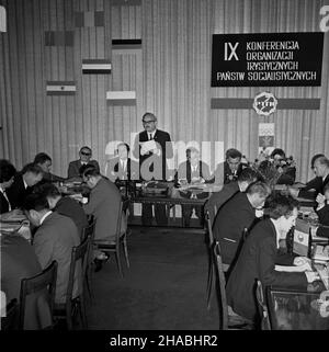 Warszawa, 1969-10-25. W sali Kolumnowej Centralnej Rady Zwi¹zków Zawodowych (CRZZ) w Warszawie odby³a siê miêdzynarodowa IX Konferencja Organizacji Turystycznych Pañstw Socjalistycznych. Uczestniczy³o w niej 22 delegatów z Bu³garii, Czechos³owacji, Niemieckiej Republiki Demokratycznej (NRD), Rumunii, Wêgier, Zwi¹zku Socjalistycznych Republik Sowieckich (ZSRR) oraz 38 goœci. de lewej za sto³em (pod œcian¹): przewodnicz¹cy Rady Turystyki w G³ównym Komitecie Kultury Fizycznej i Turystyki (GKFiT) Zbigniew Kulczycki, sekretarz CRZZ Wies³aw Kos, sekretarz CRZZ Wies³aw Adamski (przemawia), preze Foto Stock