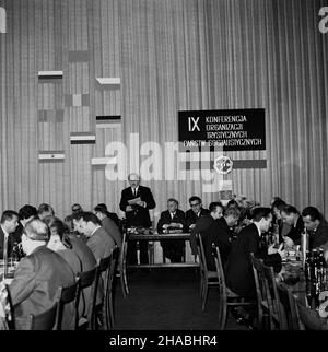 Warszawa, 1969-10-25. W sali Kolumnowej Centralnej Rady Zwi¹zków Zawodowych (CRZZ) w Warszawie odby³a siê miêdzynarodowa IX Konferencja Organizacji Turystycznych Pañstw Socjalistycznych. Uczestniczy³o w niej 22 delegatów z Bu³garii, Czechos³owacji, Niemieckiej Republiki Demokratycznej (NRD), Rumunii, Wêgier, Zwi¹zku Socjalistycznych Republik Sowieckich (ZSRR) oraz 38 goœci. NZ. od lewej za sto³em (pod œcian¹): Sekretarz CRZZ Wies³aw Adamski (przemawia), prezes Zarz¹du G³ównego CRZZ Piotr Gajewski, zastêpca kierownika Wydzia³u Propagandy i Agitacji Komitetu Centralnego Polskiej Zjednoczonej Par Foto Stock