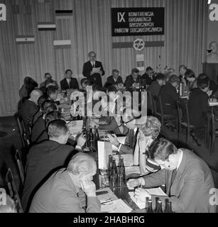 Warszawa, 1969-10-25. W sali Kolumnowej Centralnej Rady Zwi¹zków Zawodowych (CRZZ) w Warszawie odby³a siê miêdzynarodowa IX Konferencja Organizacji Turystycznych Pañstw Socjalistycznych. Uczestniczy³o w niej 22 delegatów z Bu³garii, Czechos³owacji, Niemieckiej Republiki Demokratycznej (NRD), Rumunii, Wêgier, Zwi¹zku Socjalistycznych Republik Sowieckich (ZSRR) oraz 38 goœci. sto³em (pod œcian¹): Sekretarz CRZZ Wies³aw Kos (2L), sekretarz CRZZ Wies³aw Adamski (przemawia), prezes Zarz¹du G³ównego CRZZ Piotr Gajewski (4L), zastêpca kierownika Wydzia³u Propagandy i Agitacji Komitetu Centraln Foto Stock