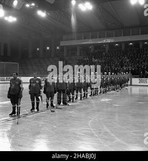 Warszawa, 1969-10-26. Reprezentacja polski w hokeju na lodzie rozpoczê³a sezon miêdzynarodowych rozgrywek od dwóch spotkañ z Finlandi¹. Drugi, rewan¿owy mecz zosta³ rozegrany w warszawskiej hali na Torwarze, w którym reprezentanci polski zostali pokonani przez Finów 1:7 (pierwsza tercja zakoñczy³a siê wynikiem 0:2, druga 1:4, trzecia 0:1). NZ. Polscy zawodnicy s³uchaj¹ hymnu narodowego. Ad PAP/Stanis³aw D¹browiecki Varsavia, 26 ottobre 1969. La squadra polacca di hockey su ghiaccio ha iniziato la stagione con due partite contro la Finlandia. L'incontro di ritorno nella Torwar Hall di Varsavia è andato in Finlandia 1-7 (periodo 1st 0-2 Foto Stock