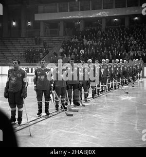 Warszawa, 1969-10-26. Reprezentacja polski w hokeju na lodzie rozpoczê³a sezon miêdzynarodowych rozgrywek od dwóch spotkañ z Finlandi¹. Drugi, rewan¿owy mecz zosta³ rozegrany w warszawskiej hali na Torwarze, w którym reprezentanci polski zostali pokonani przez Finów 1:7 (pierwsza tercja zakoñczy³a siê wynikiem 0:2, druga 1:4, trzecia 0:1). NZ. Polscy zawodnicy s³uchaj¹ hymnu narodowego. Ad PAP/Stanis³aw D¹browiecki Varsavia, 26 ottobre 1969. La squadra polacca di hockey su ghiaccio ha iniziato la stagione con due partite contro la Finlandia. L'incontro di ritorno nella Torwar Hall di Varsavia è andato in Finlandia 1-7 (periodo 1st 0-2 Foto Stock