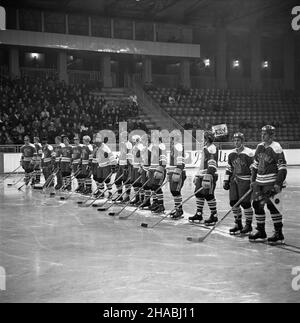 Warszawa, 1969-10-26. Reprezentacja polski w hokeju na lodzie rozpoczê³a sezon miêdzynarodowych rozgrywek od dwóch spotkañ z Finlandi¹. Drugi, rewan¿owy mecz zosta³ rozegrany w warszawskiej hali na Torwarze, w którym reprezentanci polski zostali pokonani przez Finów 1:7 (pierwsza tercja zakoñczy³a siê wynikiem 0:2, druga 1:4, trzecia 0:1). Ad PAP/Stanis³aw D¹browiecki 26 Varsavia, 1969 ottobre. La squadra polacca di hockey su ghiaccio ha iniziato la stagione con due partite contro la Finlandia. La partita di ritorno nella Torwar Hall di Varsavia è andata in Finlandia nel 1-7 (periodo 1st 0-2, periodo 2nd 1-4, periodo 3rd 0-1). Ad PAP/Stan Foto Stock