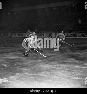 Warszawa, 1969-10-26. Reprezentacja polski w hokeju na lodzie rozpoczê³a sezon miêdzynarodowych rozgrywek od dwóch spotkañ z Finlandi¹. Drugi, rewan¿owy mecz zosta³ rozegrany w warszawskiej hali na Torwarze, w którym reprezentanci polski zostali pokonani przez Finów 1:7 (pierwsza tercja zakoñczy³a siê wynikiem 0:2, druga 1:4, trzecia 0:1). Ad PAP/Stanis³aw D¹browiecki 26 Varsavia, 1969 ottobre. La squadra polacca di hockey su ghiaccio ha iniziato la stagione con due partite contro la Finlandia. La partita di ritorno nella Torwar Hall di Varsavia è andata in Finlandia nel 1-7 (periodo 1st 0-2, periodo 2nd 1-4, periodo 3rd 0-1). Ad PAP/Stan Foto Stock