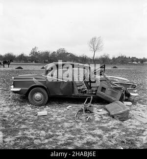 Pruszków, 1969-10-27. W nocy z 26 na 27 paŸdziernika, na jednym ze sto³ecznych parkingów skradziono samochód osobowy - Humber. Nad ranem, rozbity samochód znaleziono przy szosie w pobli¿u Pruszkowa. Ad PAP/Stanis³aw D¹browiecki Pruszkow, 27 ottobre 1969. Tarda notte il 27 ottobre 1969 una macchina Humber è stata rubata da uno dei parcheggi di Varsavia. Al mattino è stata trovata una macchina in crash sulla strada vicino a Pruszkow. Ad PAP/Stanislaw Dabrowiecki Foto Stock