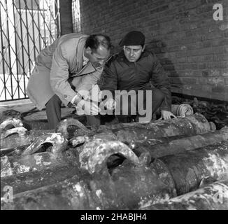 Gdañsk, 1969-10-29. Jednostki hydrografzne Gdañskiego Urzêdu Morskiego, prowadz¹ce od czerwca 1969 roku badania Zatoki Gdañskiej, natrafi³y na okrêt wojenny, pochodz¹cy z XVI wieku, na pok³adzie którego odnaleziono 16 dzia³ z epoki. ZE zbioru wyró¿nia siê najmniejsza armata. Jest ona zaopatrzona w herb Zygmunta Augusta - Pogoñ oraz napis: Sigismundus Augustus, Rex Poloniae, Magnus Dux Lithuaniae, oraz datê produkcji - 1560. Wszystkie wydobyte dzia³a spoczê³y w Muzeum Morskim w Gdañsku. dzia³a w budynku Muzeum Morskiego w Gdañsku. Ad PAP/Janusz Uklejewski Gdansk, 27 ottobre 1969. IDR Foto Stock