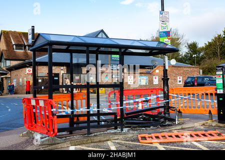 Woodbridge Suffolk UK Novembre 28 2021: Una fermata dell'autobus che è stata cordonata a causa di vandalizzazione e di avere tutti i pannelli di vetro schiacciati Foto Stock