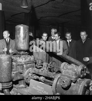 Wieliczka, 1969-10-30. Delegaci na IX Konferencjê Organizacji Turystycznych Krajów Socjalistycznych w czasie zwiedzania muzeum i kopalni soli w Wieliczce. Ad PAP/Andrzej Piotrowski Wieliczka, 30 ottobre 1969. Delegati per la Conferenza 9th delle organizzazioni turistiche dei paesi socialisti che visitano il museo e la miniera di sale a Wieliczka. Ad PAP/Andrzej Piotrowski Foto Stock