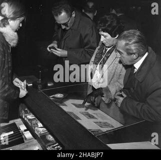 Wieliczka, 1969-10-30. Delegaci na IX Konferencjê Organizacji Turystycznych Krajów Socjalistycznych w czasie zwiedzania muzeum i kopalni soli w Wieliczce. Ad PAP/Andrzej Piotrowski Wieliczka, 30 ottobre 1969. Delegati per la Conferenza 9th delle organizzazioni turistiche dei paesi socialisti che visitano il museo e la miniera di sale a Wieliczka. Ad PAP/Andrzej Piotrowski Foto Stock