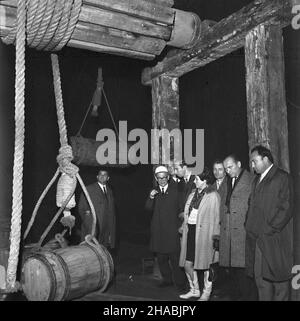 Wieliczka, 1969-10-30. Delegaci na IX Konferencjê Organizacji Turystycznych Krajów Socjalistycznych w czasie zwiedzania muzeum i kopalni soli w Wieliczce. Ad PAP/Andrzej Piotrowski Wieliczka, 30 ottobre 1969. Delegati per la Conferenza 9th delle organizzazioni turistiche dei paesi socialisti che visitano il museo e la miniera di sale a Wieliczka. Ad PAP/Andrzej Piotrowski Foto Stock