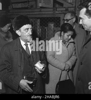 Wieliczka, 1969-10-30. Delegaci na IX Konferencjê Organizacji Turystycznych Krajów Socjalistycznych w czasie zwiedzania muzeum i kopalni soli w Wieliczce. Ad PAP/Andrzej Piotrowski Wieliczka, 30 ottobre 1969. Delegati per la Conferenza 9th delle organizzazioni turistiche dei paesi socialisti che visitano il museo e la miniera di sale a Wieliczka. Ad PAP/Andrzej Piotrowski Foto Stock