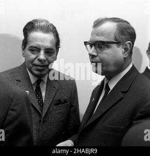 Warszawa, 1969-10-30. W siedzibie Zarz¹du G³ównego Towarzystwa PrzyjaŸni Polsko - Radzieckiej (TPPR) odby³a siê uroczystoœæ wrêczenia piêædziesiêciu trzem radzieckim dzia³aczom spo³ecznym i kulturalnym - znanym artystom i pisarzom przyby³ym do polski z okazji Dni Kultury RFSRR - z³otych odznak honorowych TPPR. NZ. po lewej rosyjski aktor estradowy Arkadij Rajkin. Ad PAP/Boles³aw Miedza Varsavia, 30 ottobre 1969. Cinquantatré attivisti della comunità sovietica e della cultura, artisti e scrittori noti sono arrivati in Polonia in occasione dei giorni della cultura della Federazione della Repubblica Socialista sovietica Foto Stock