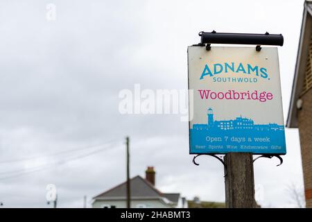 Woodbridge Suffolk UK Novembre 26 2021: Insegna per il popolare negozio Woodbridge Adnams Foto Stock