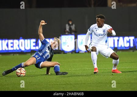 Nicolas BRUNEEL 21 Dunkerque e capitano Auxerre Birama TOURE 12 durante il campionato francese Ligue 2 partita di calcio tra USL Dunkerque e AJ Auxerre il 11 dicembre 2021 allo stadio Marcel Tribut di Dunkerque, Francia - Foto: Laurent Sanson/DPPI/LiveMedia Foto Stock