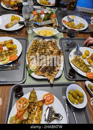 Piatto di pesce - salmone alla griglia con verdure Foto Stock
