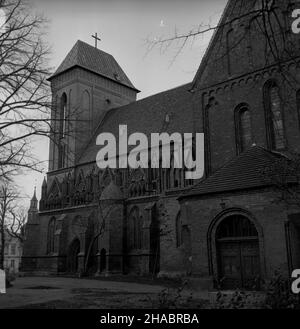 Kamieñ Pomorski, 1969-11. Romañsko - gotycka konkatedra pw. œw. Jana Chrzciciela jest najstarszym zabytkiem architektury sakralnej i zarazem murowanej na terenie Pomorza Zachodniego. Zosta³a ufundowana przez ksiêcia Kazimierza i, a kamieñ wêgielny pod jej budowê po³o¿ono 15 sierpnia 1176 r. Œwi¹tynia zosta³a wzniesiona na miejscu dawnego koœcio³a misyjnego zbudowanego w czasach misji chrystianizacyjnej Ottona z Bambergu w 1124 r. ad PAP/Andrzej Wituszyñski (Witusz) Dok³adny dzieñ wydarzenia nieustalony. Kamien Pomorski, novembre 1969. Il romanico-gotico Cattedrale di San Giovanni Battista i Foto Stock